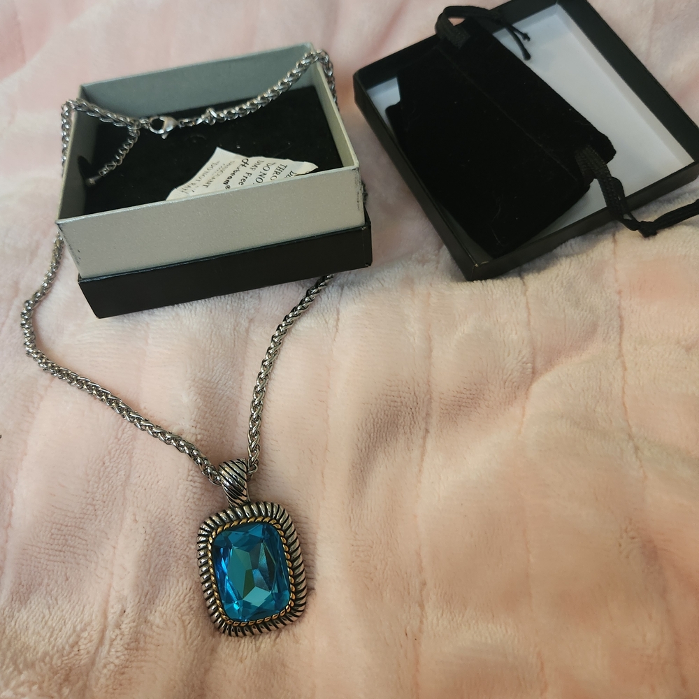 Elegant Blue Pendant Necklace